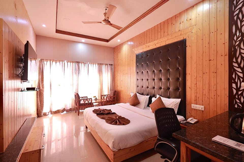Bed, TV and multimedia, Seating area, Bedroom, air conditioner