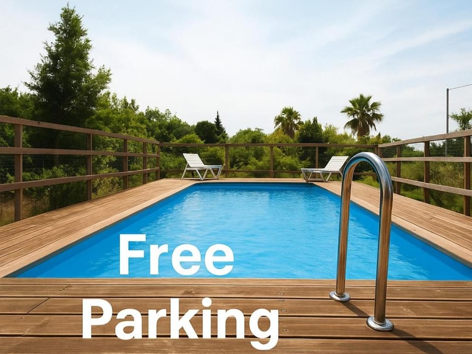 Pool view, Parking