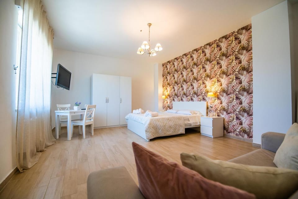 Bed, TV and multimedia, Photo of the whole room, Bedroom