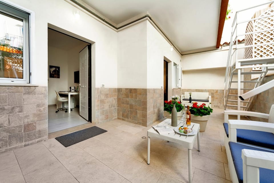 Facade/entrance, Balcony/Terrace