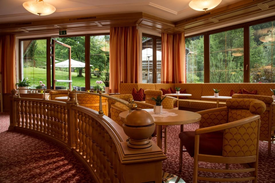 Lounge or bar, Garden view