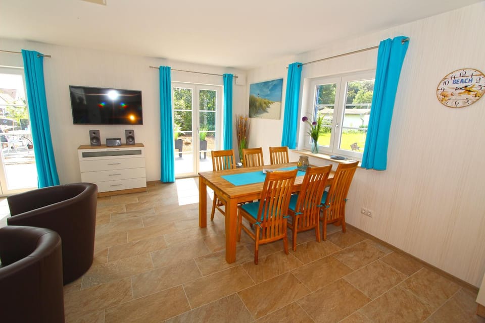 TV and multimedia, Living room, Photo of the whole room, Seating area, Dining area