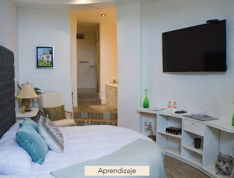 Bed, TV and multimedia, Bedroom