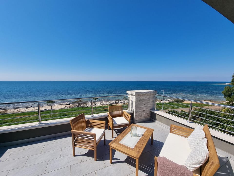 Natural landscape, Balcony/Terrace, Sea view