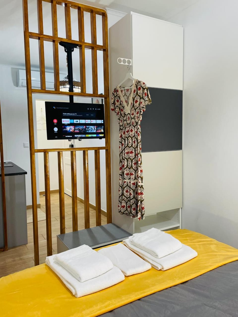 Bed, TV and multimedia, Photo of the whole room, Bedroom, towels, wardrobe