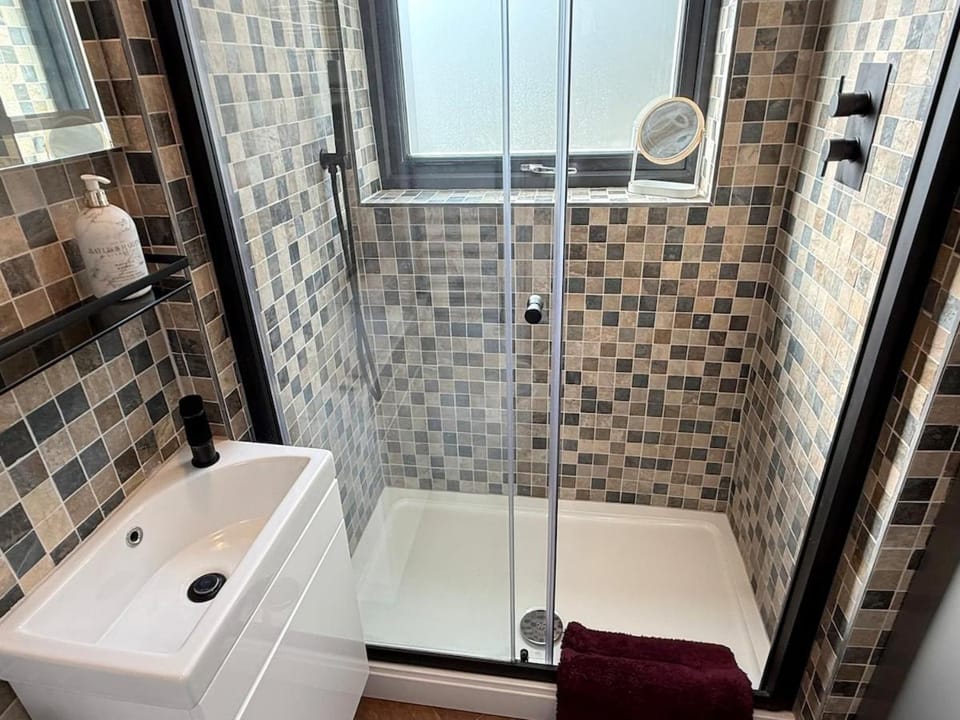 Luxury Studio 5 mins east Putney tube station Apartment in London