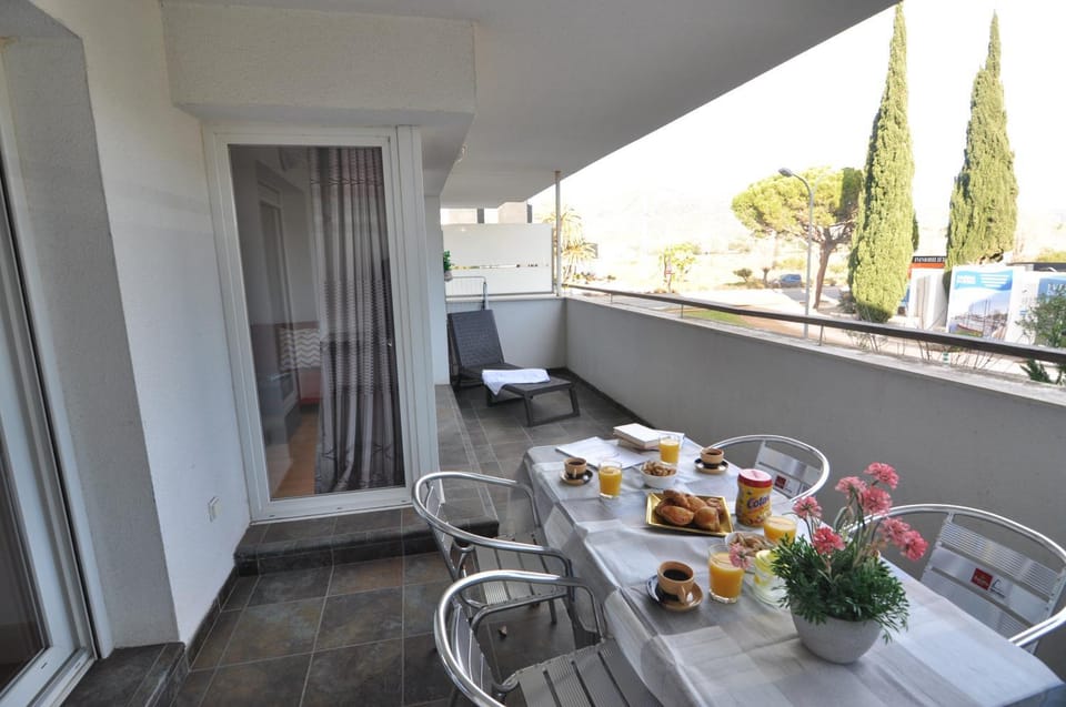 View (from property/room), Balcony/Terrace, Dining area
