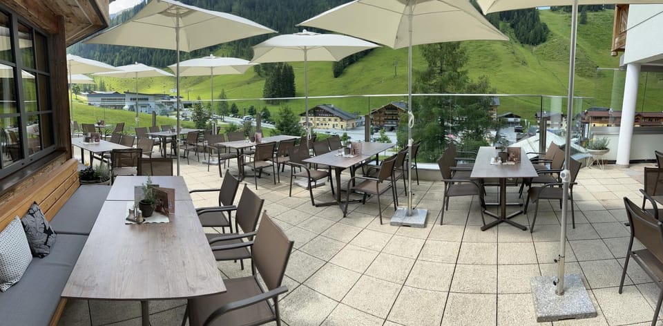 Restaurant/places to eat, Balcony/Terrace
