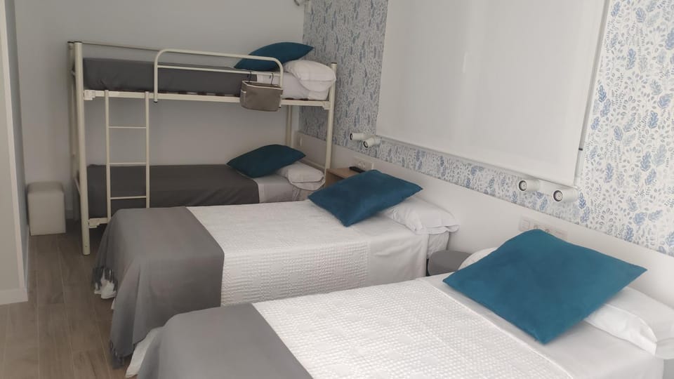 Bedroom, bunk bed