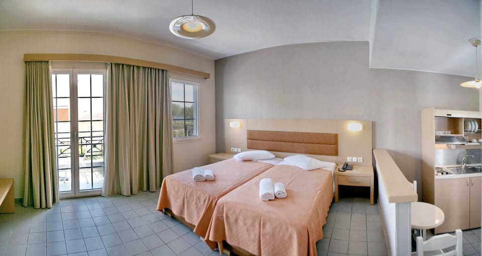 TV and multimedia, Kitchen or kitchenette, Dining area, Bedroom, Garden view, Sea view