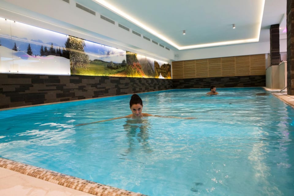 People, Hot Tub, Spa and wellness centre/facilities, Swimming pool, children, Family