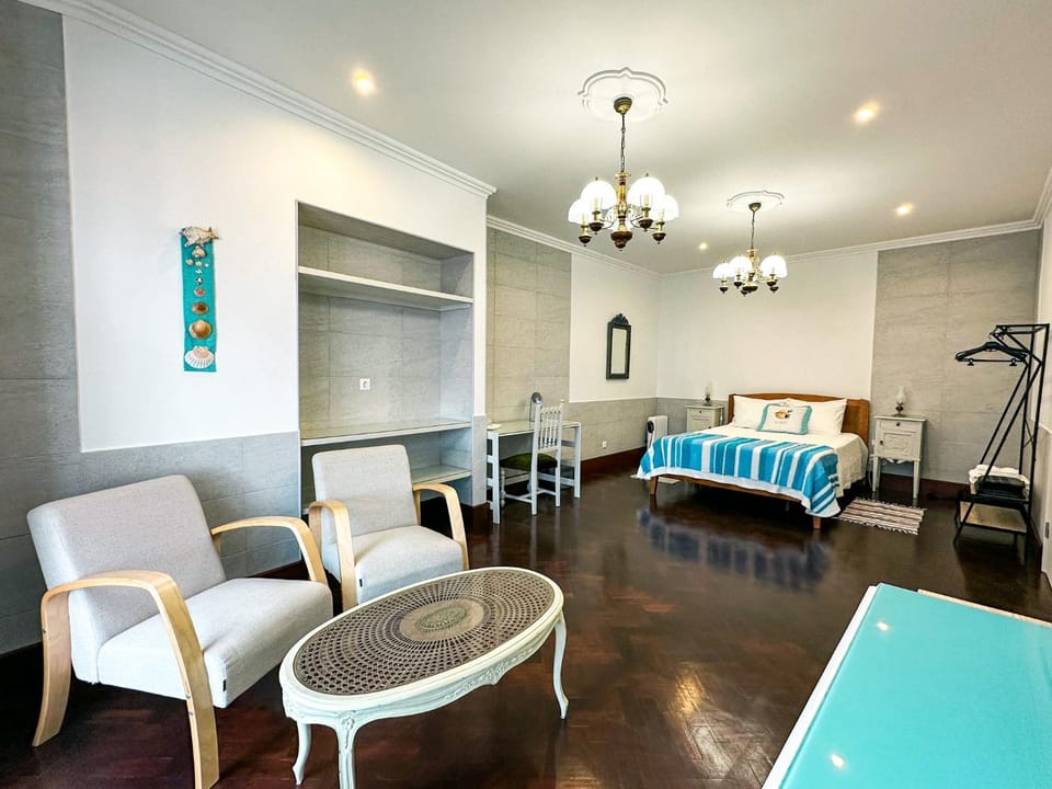 Bed, Living room, Bedroom, hair dresser