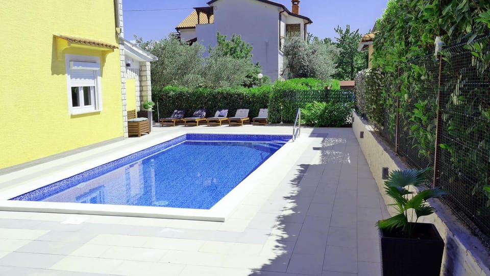 Swimming pool, Swimming pool