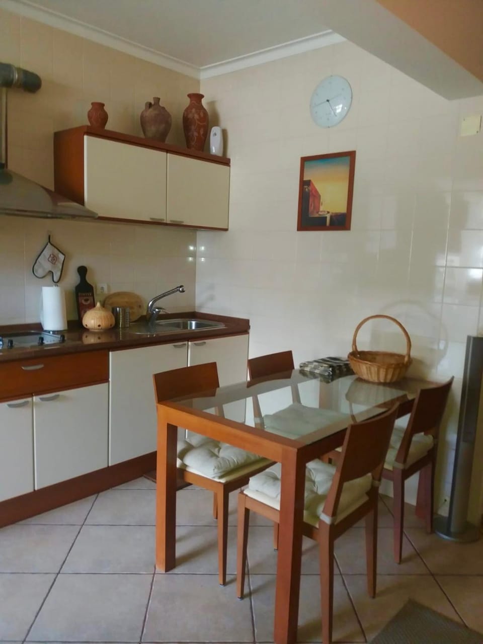 Coffee/tea facilities, Kitchen or kitchenette, Living room, Seating area, Dining area