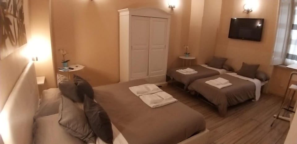 Da Polly a Piazza Amedeo Bed and Breakfast in Naples