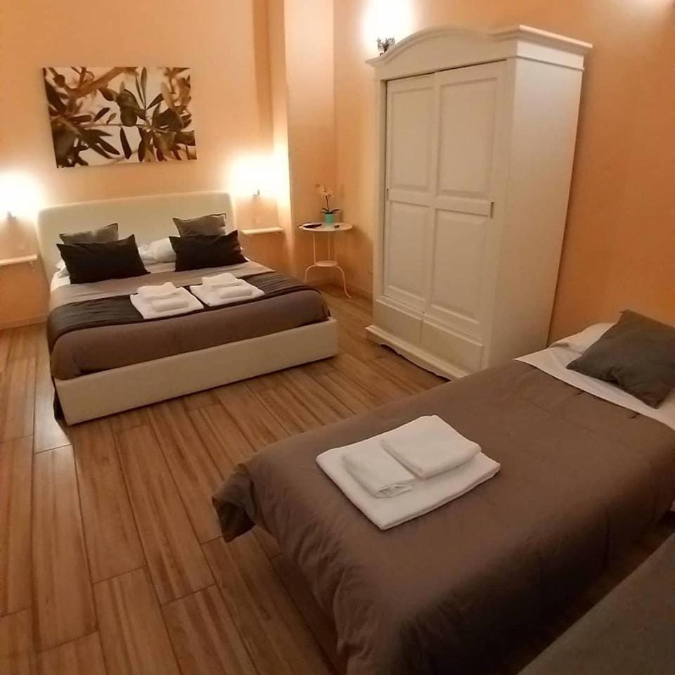 Da Polly a Piazza Amedeo Bed and Breakfast in Naples
