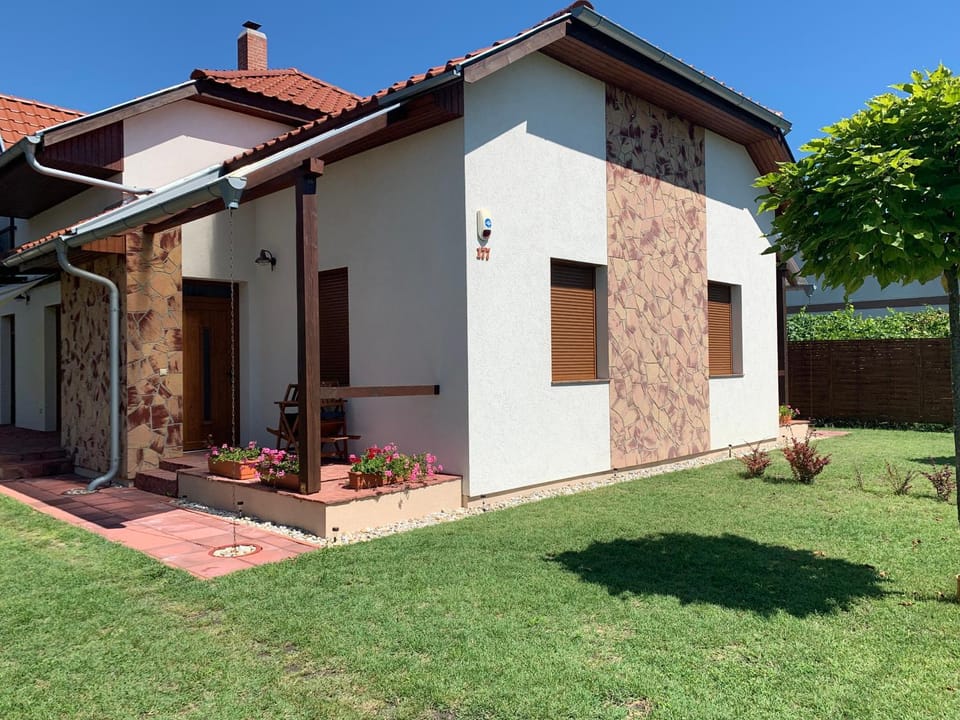 Facade/entrance, Garden, Balcony/Terrace, On site