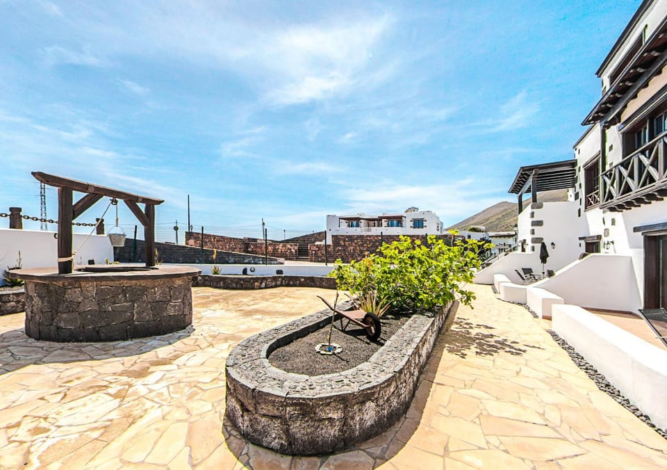 Patio, Facade/entrance
