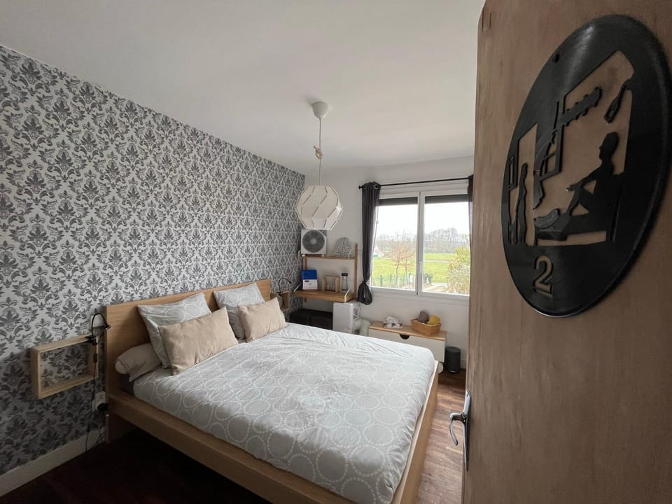 Photo of the whole room, Bedroom