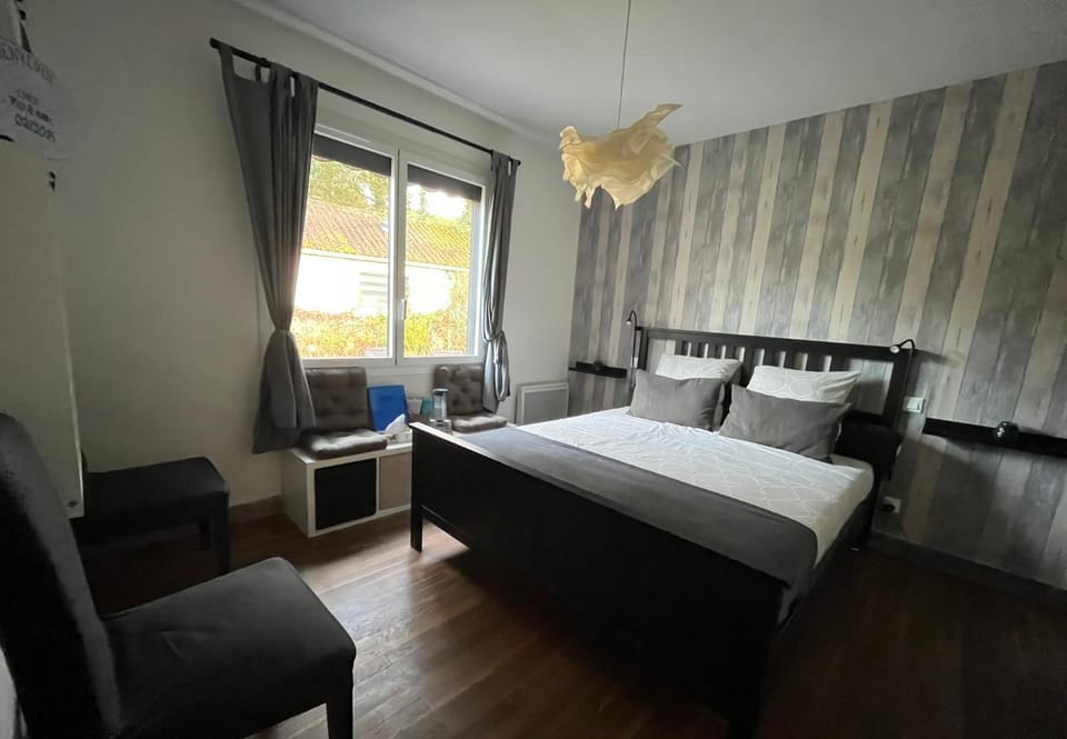 Photo of the whole room, Bedroom