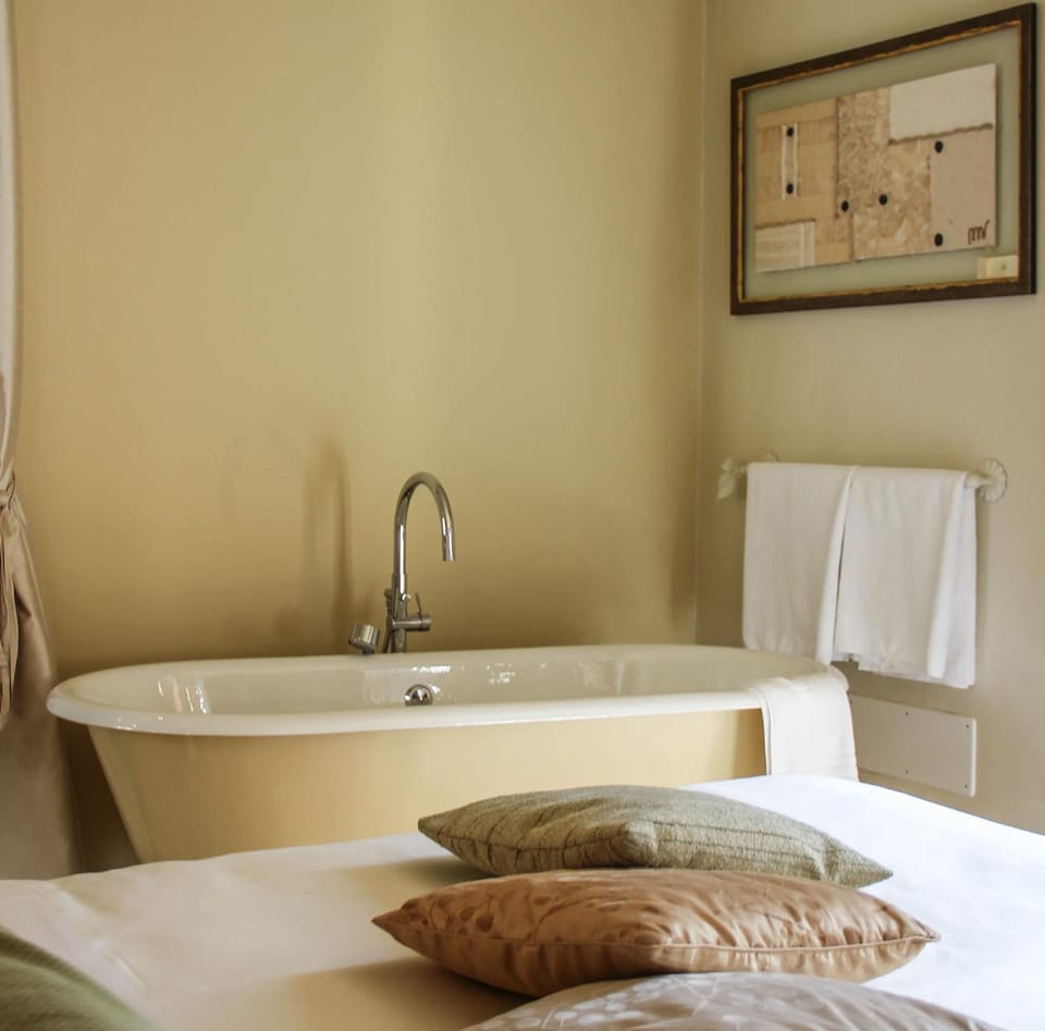 Bed, Bathroom, Photo of the whole room, Bedroom, Bath, towels