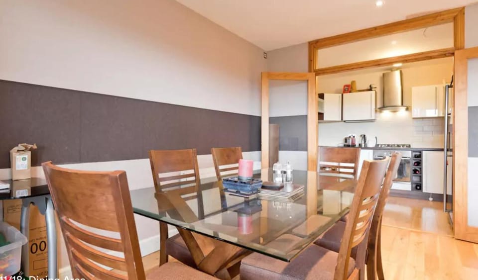 Kitchen or kitchenette, Seating area, Dining area