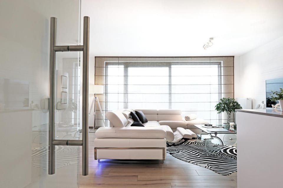 TV and multimedia, Balcony/Terrace, Living room, Seating area, City view, Landmark view, Sea view