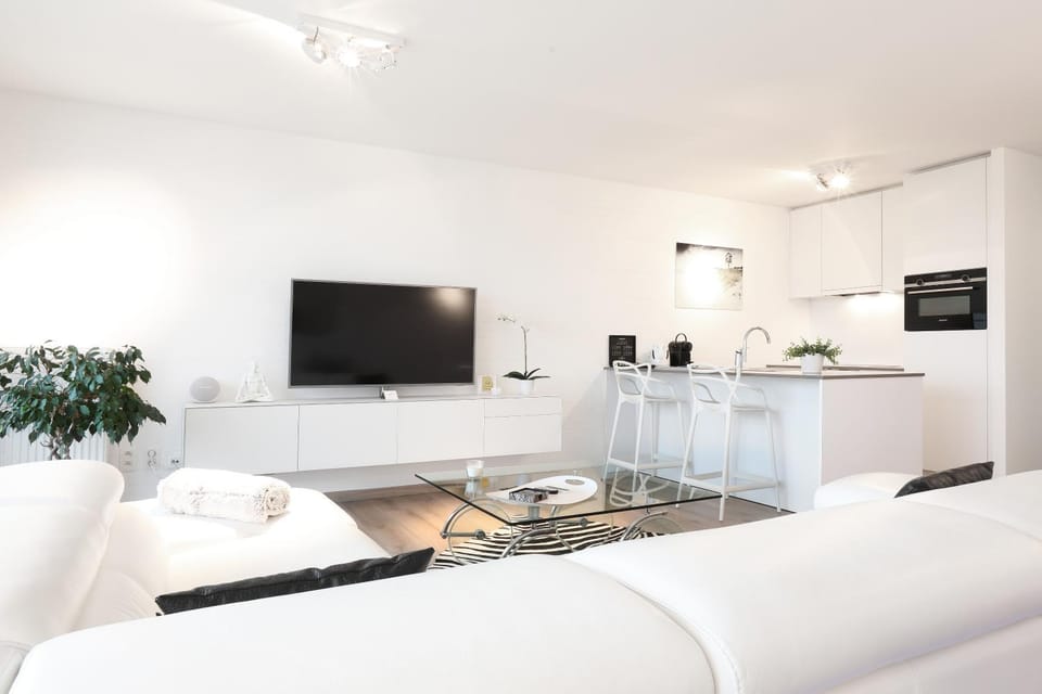 TV and multimedia, Kitchen or kitchenette, Living room, Seating area