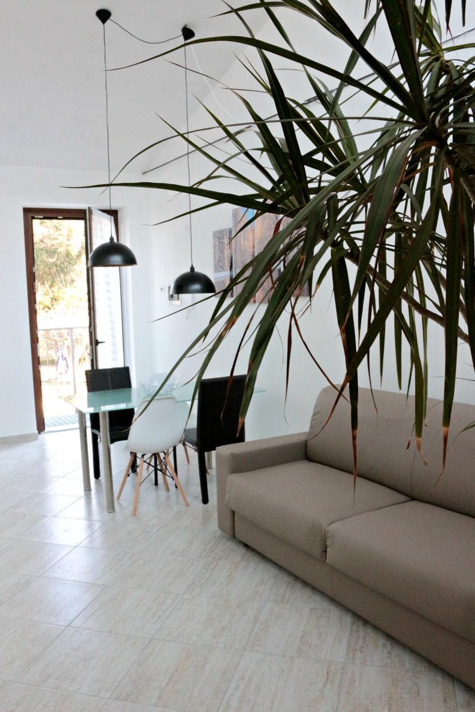 Photo of the whole room, Dining area