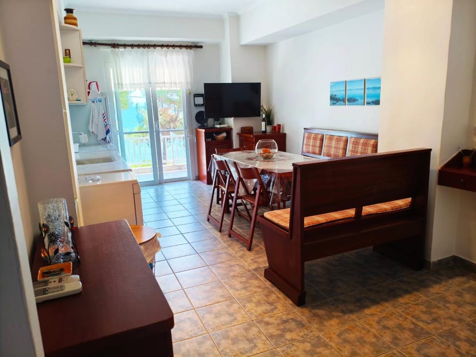 Communal lounge/ TV room, TV and multimedia, Living room, Dining area, dishwasher, stove, kitchen