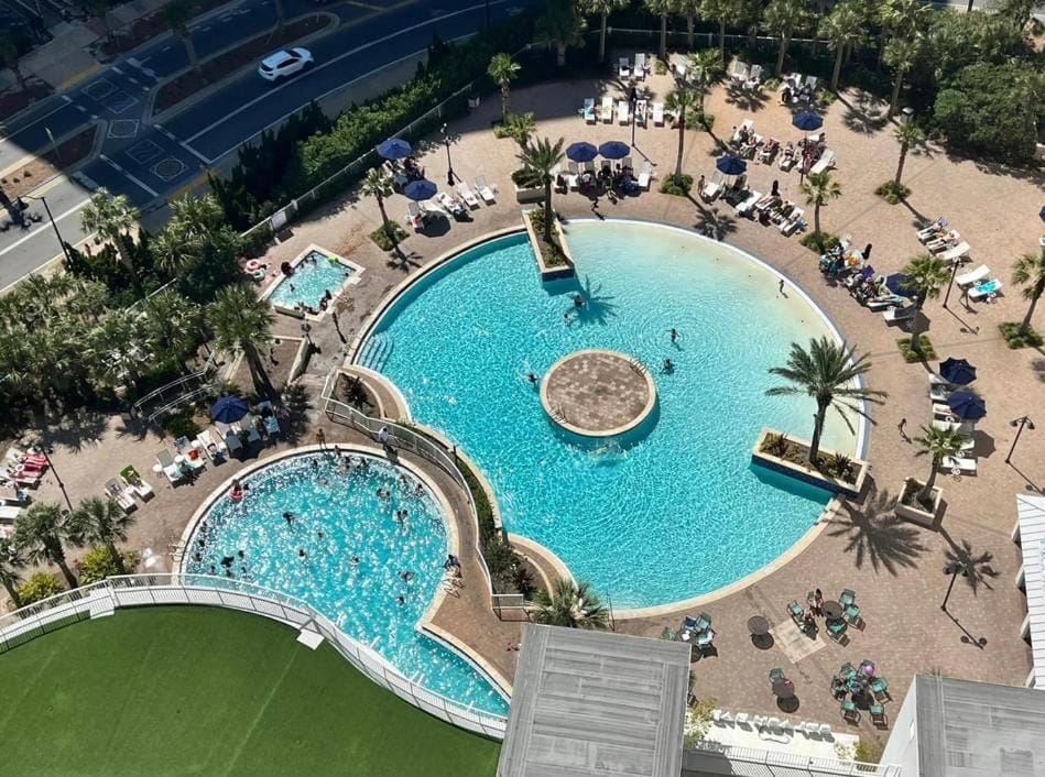 LAKETOWN 5 POOLs STEPS TO BEACH FAMILY FRIENDLY Apartment in Long Beach
