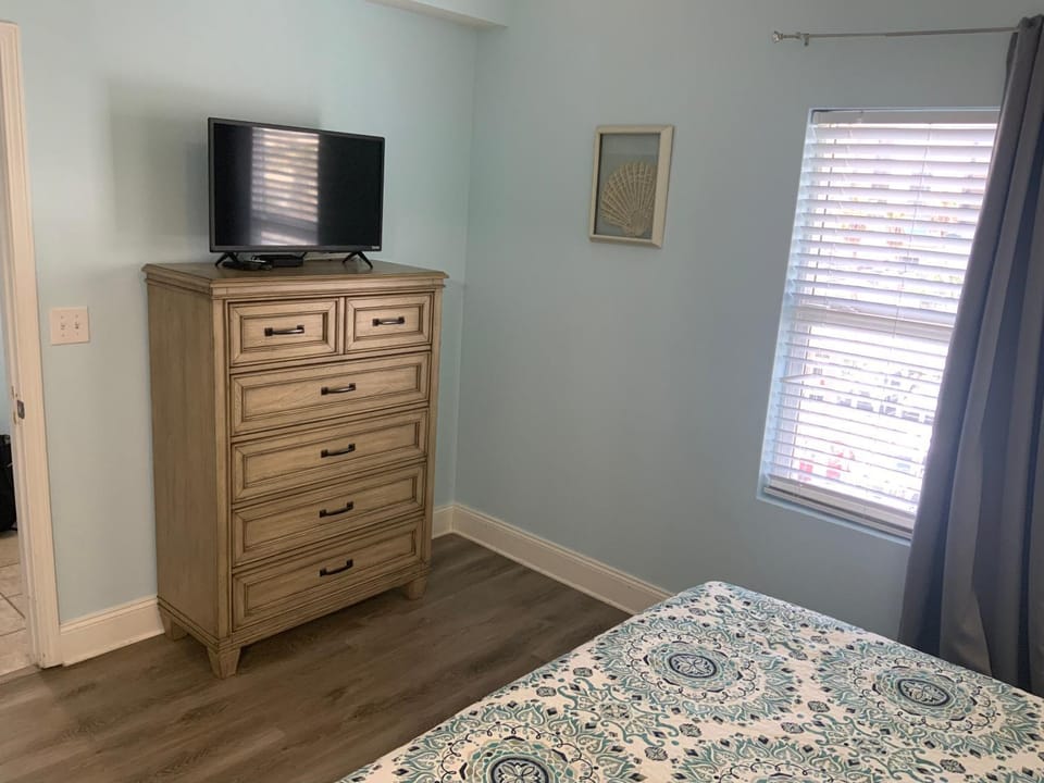 LAKETOWN 5 POOLs STEPS TO BEACH FAMILY FRIENDLY Apartment in Long Beach