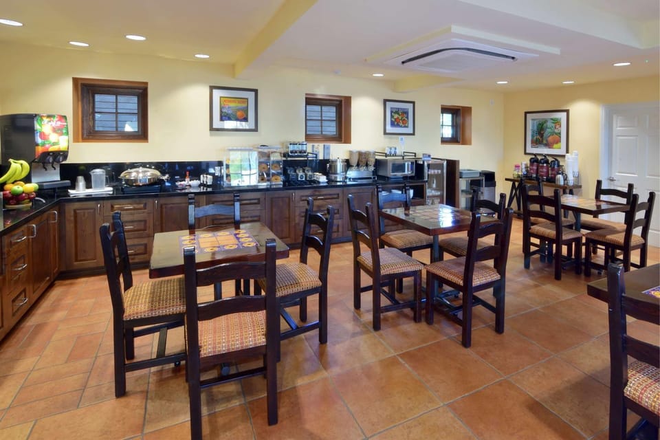 Restaurant/places to eat, Dining area, On site, Breakfast
