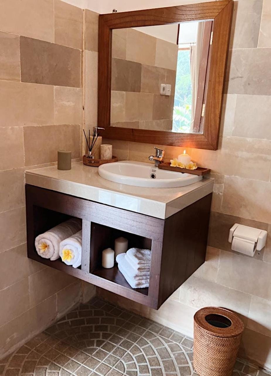 Bathroom, towels