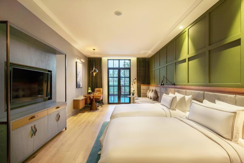 Bed, TV and multimedia, View (from property/room), Balcony/Terrace, Bedroom