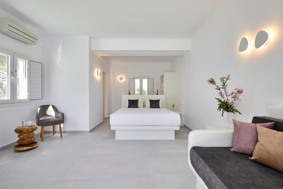 Bed, Living room, Photo of the whole room, Seating area, Bedroom, air conditioner