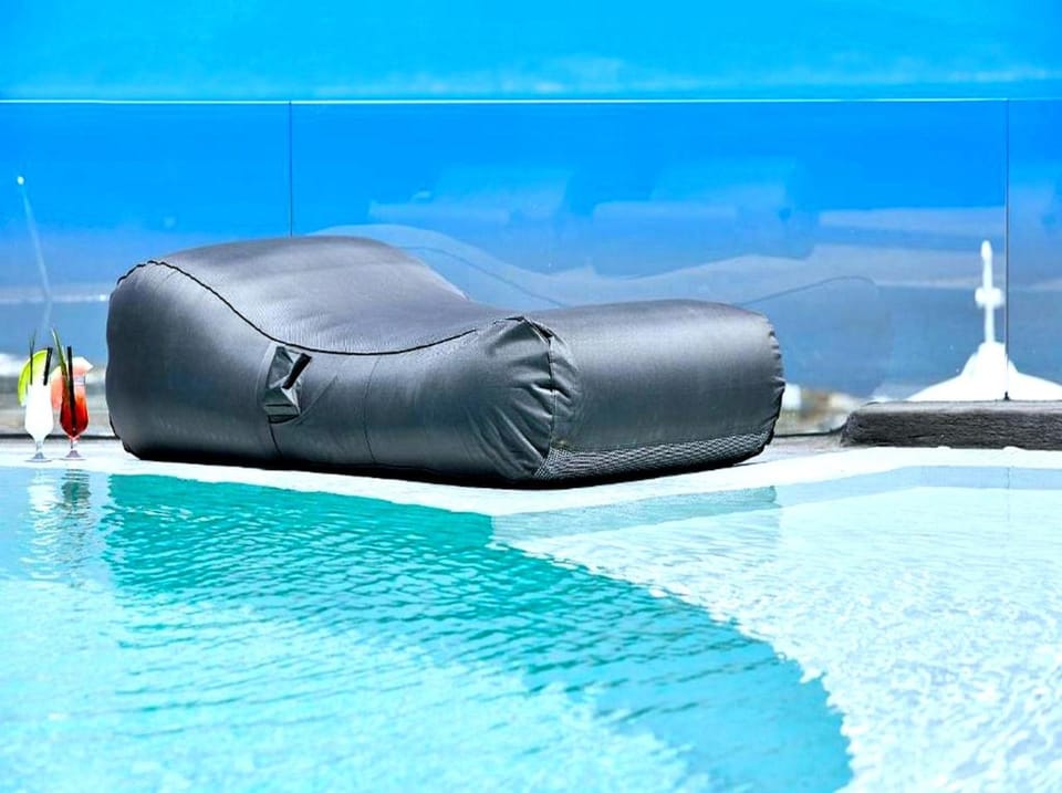 Pool view, Pool view