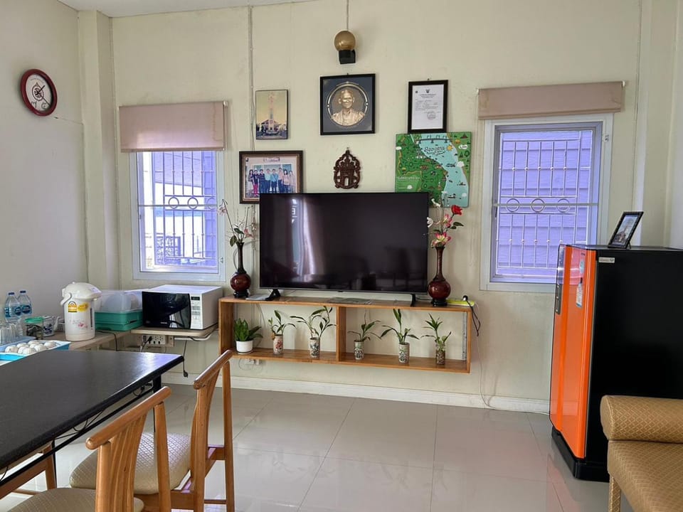 Communal lounge/ TV room, Kitchen or kitchenette, Dining area