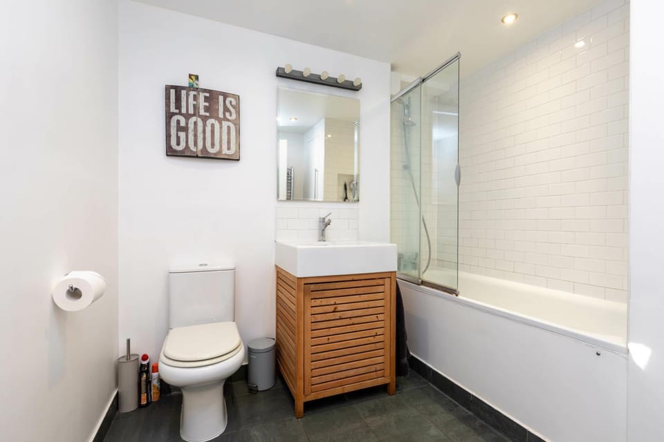 Battersea 2 Bedroom Flat Apartment in London