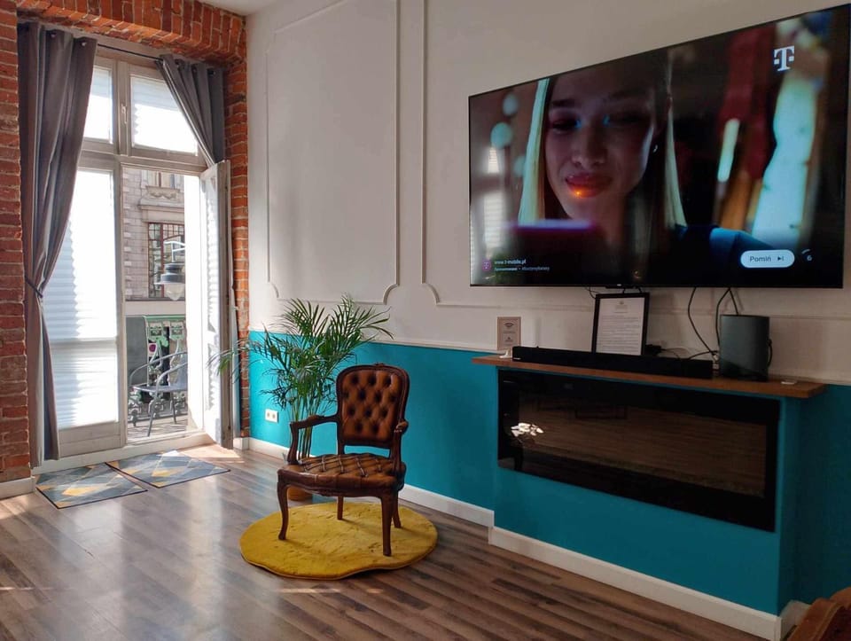 Communal lounge/ TV room, Living room, Seating area, Evening entertainment