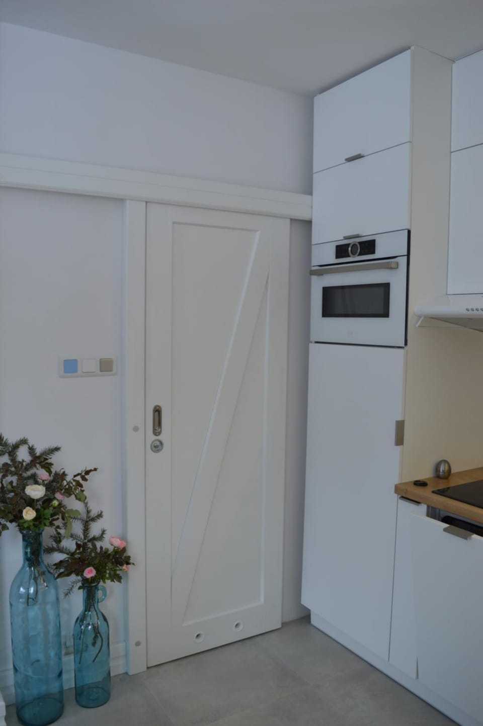 Kitchen or kitchenette, minibar