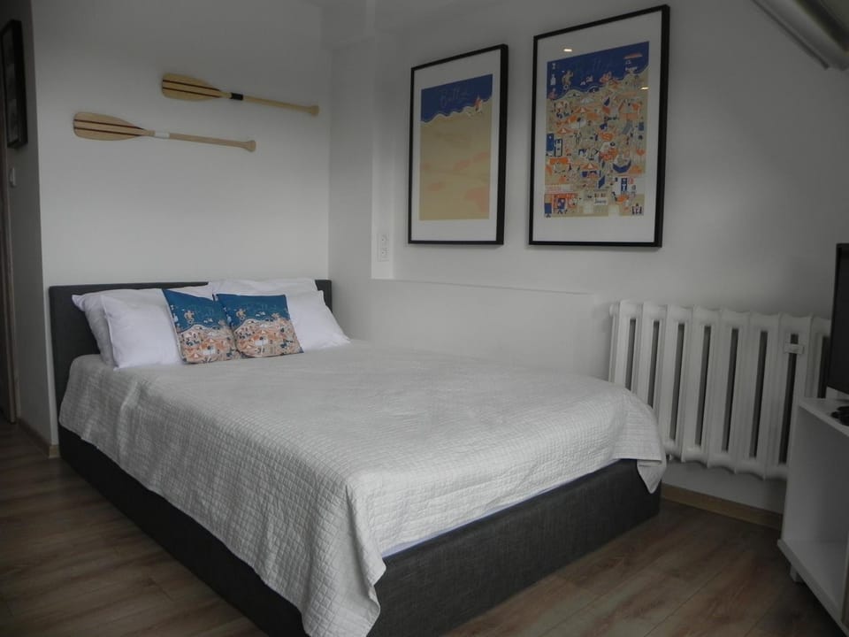 Bed, Living room, Dining area, Bedroom