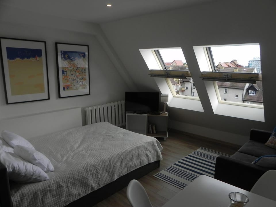 TV and multimedia, Living room, Dining area, Bedroom, City view, Inner courtyard view