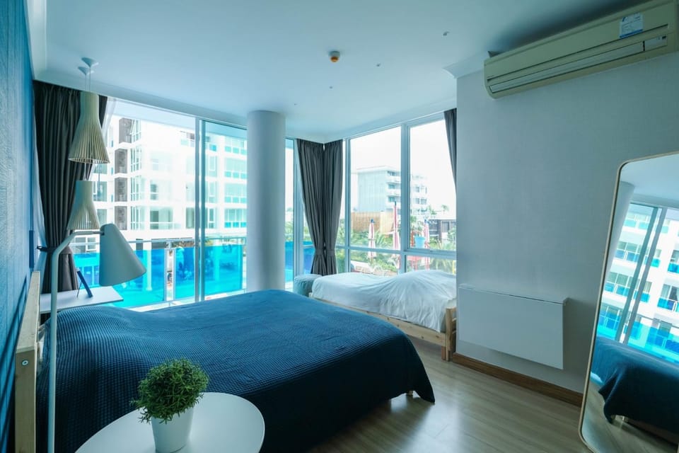 Bed, View (from property/room), Photo of the whole room, Decorative detail, On site, Pool view, Location