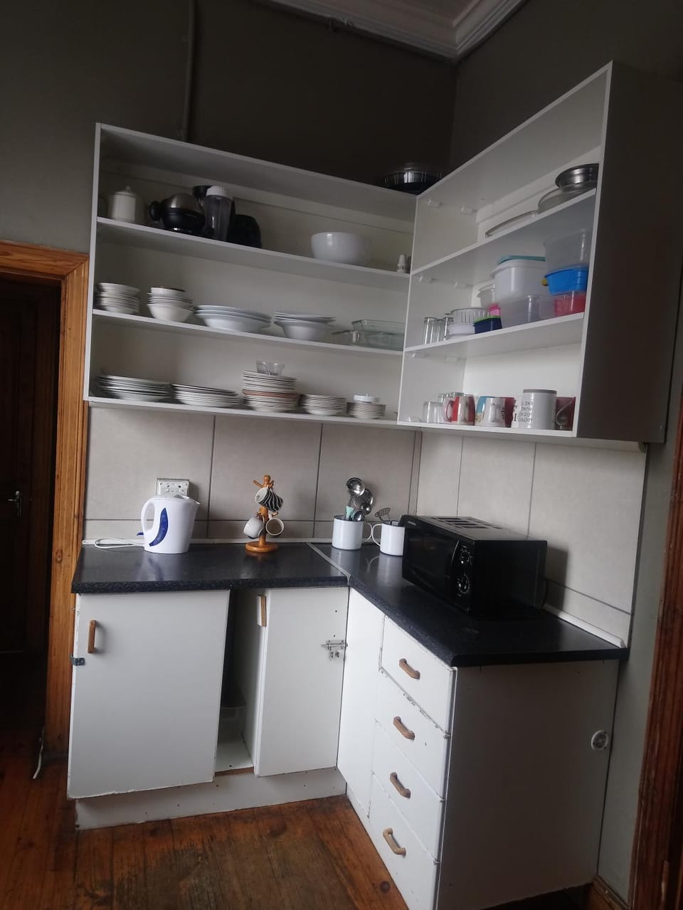 Coffee/tea facilities, Kitchen or kitchenette, microwave, stove, toaster