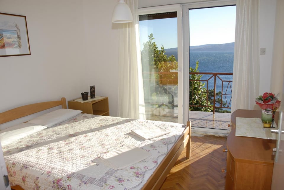 Bed, Bedroom, City view, Garden view, Sea view
