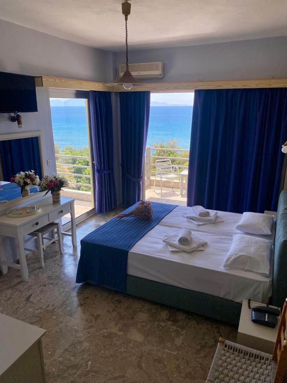 Bed, Natural landscape, View (from property/room), Balcony/Terrace, Bedroom, Sea view, towels