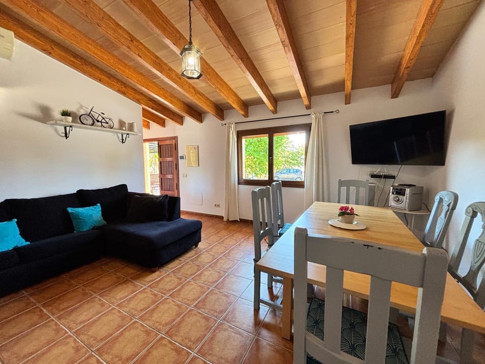 Country house Samantha & pool near Santa Maria House in Raiguer