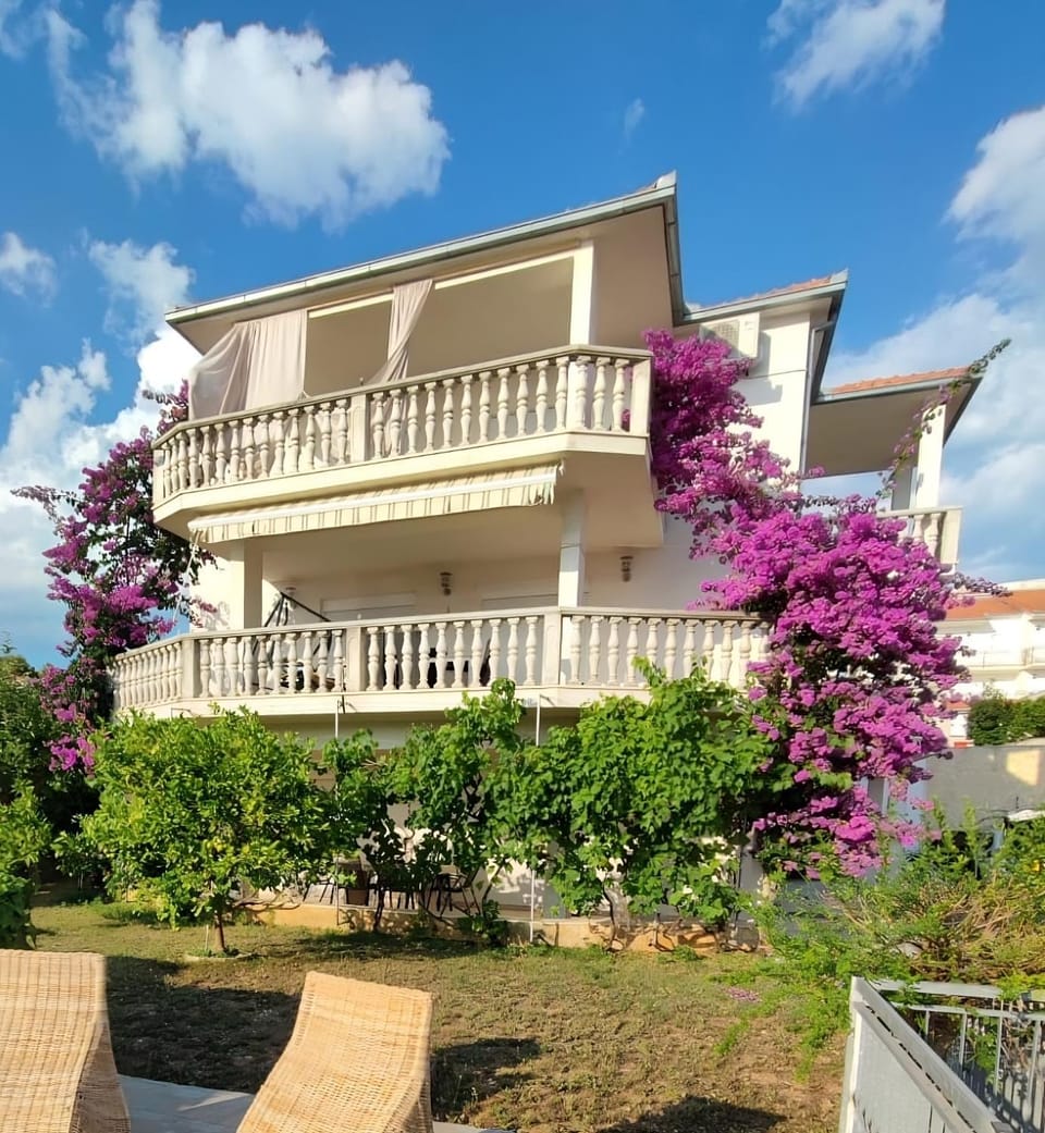 Property building, Facade/entrance, Garden