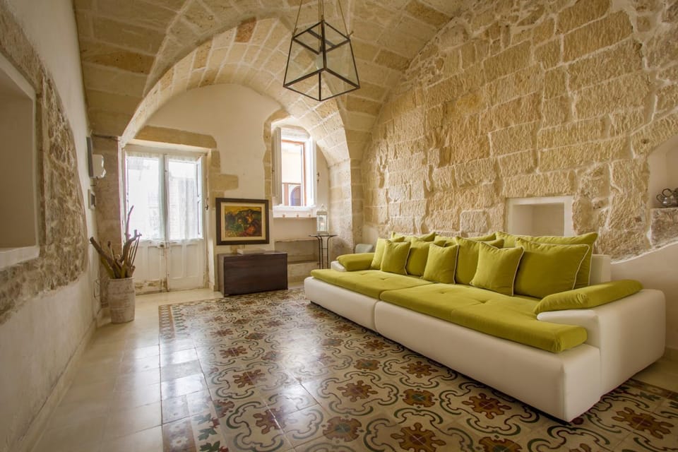 Explore the Historic City on foot from an old town house Apartment in Lecce